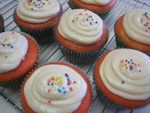 Rainbow Cupcakes with Sprinkles rainbow cupcakesLR