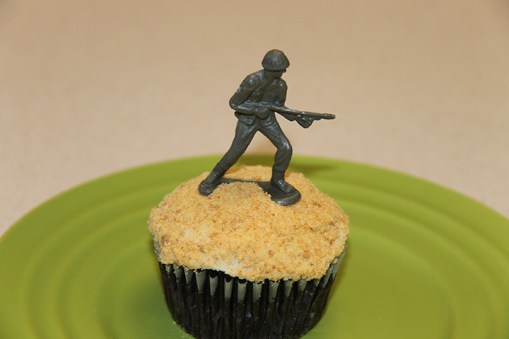 An allergen-free cupcake tribute for your favorite Army soldier!