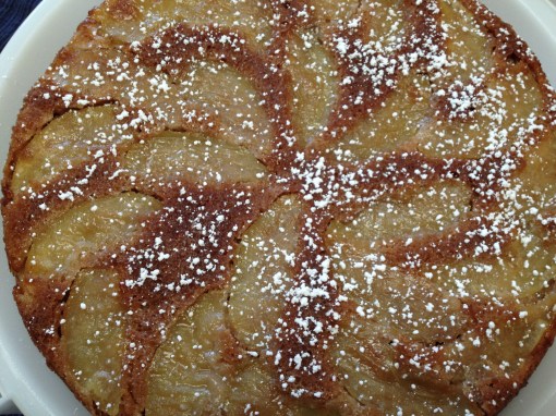 The simple pattern of apples on the cake is a pretty presentation.